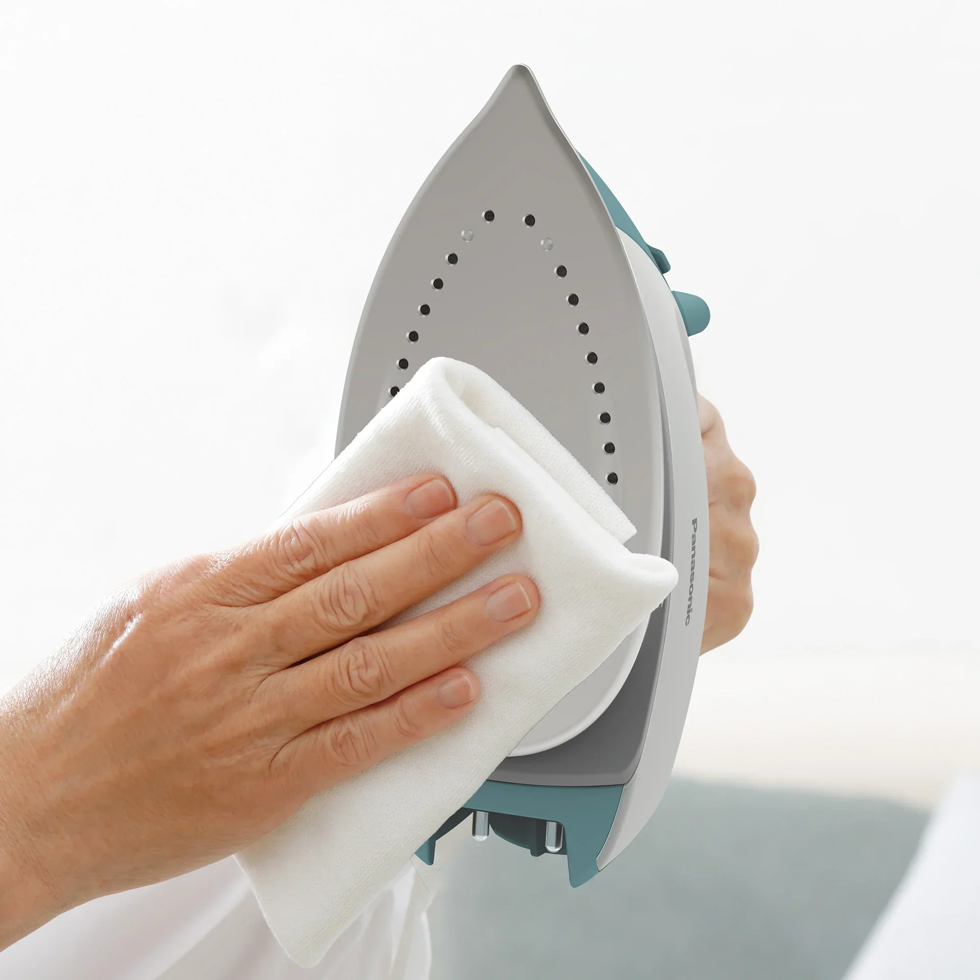 Cordless Lightweight Steam/Dry Iron, 1400W Non Stick Plate