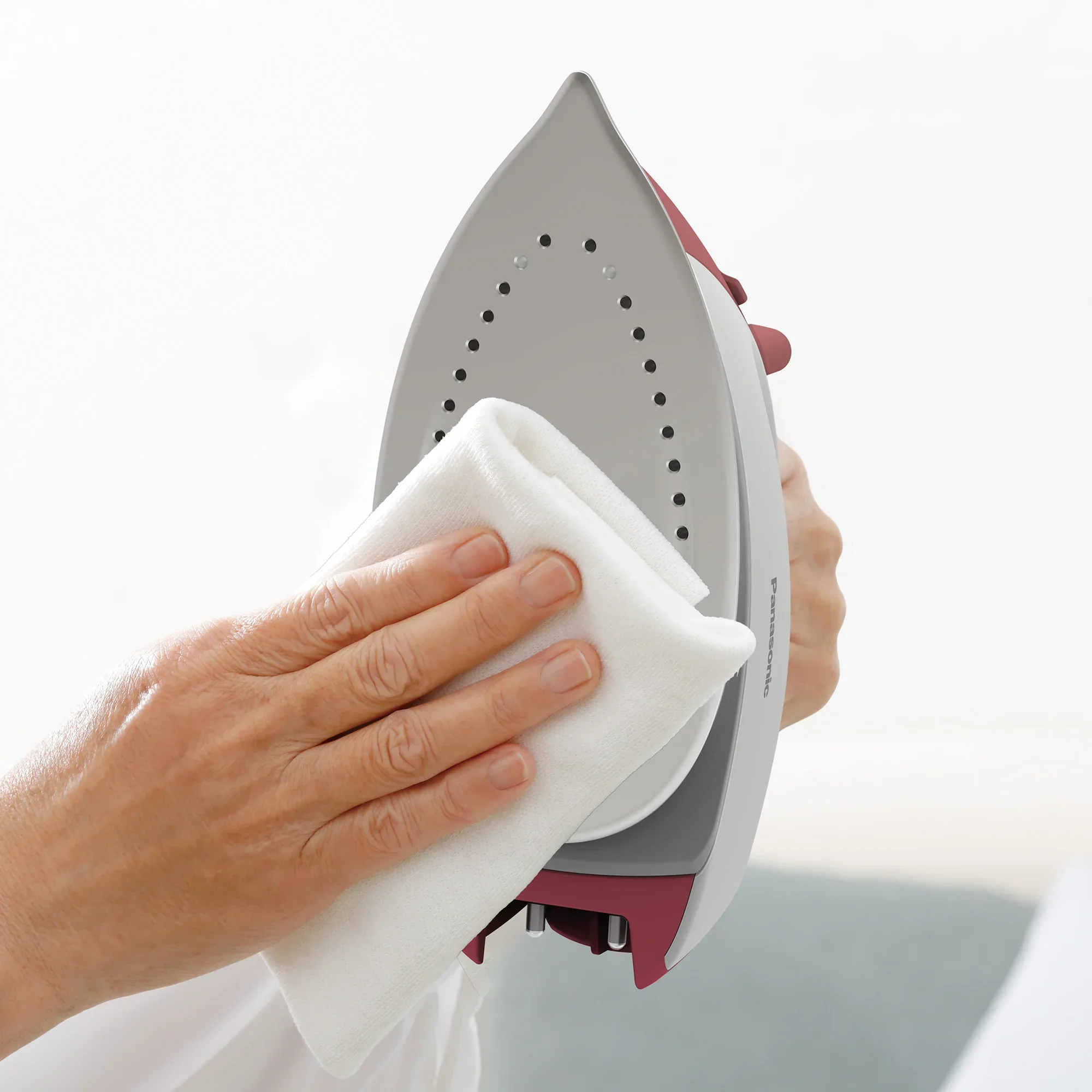 Cordless Lightweight Steam/Dry Iron, 1400W Non Stick Plate