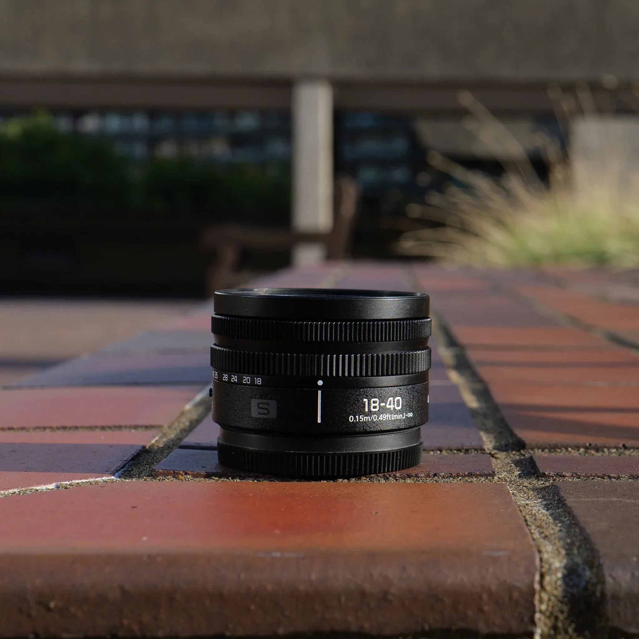581-lumix-s-series-18-40mm-f4.5-6.3-l-mount-camera-lens-2.webp LUMIX S Series 18-40mm F4.5-6.3 L-Mount Camera Lens